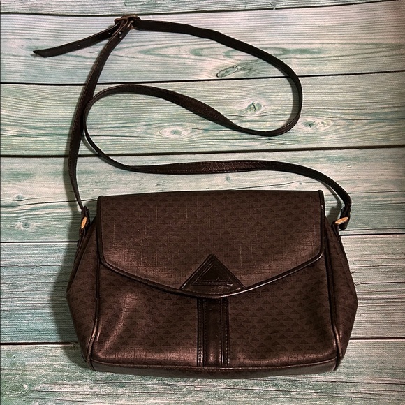 Liz Claiborne Handbags - Liz Claiborne Vintage 1984 Black Crossbody Bag